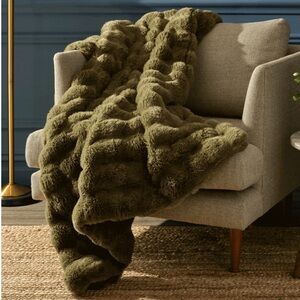 Annie Selke - Fab Faux in olive - brand new in package